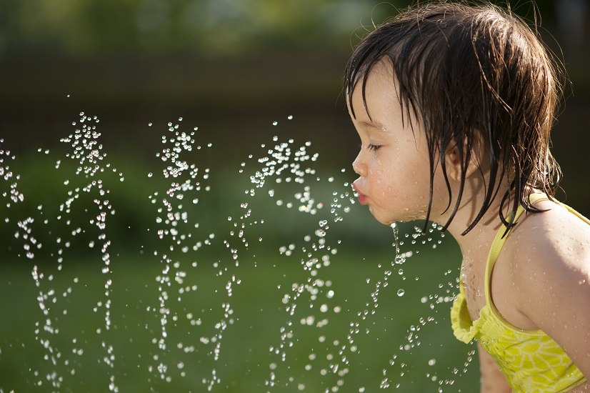 L’estate è una delle stagioni più belle dell’anno. Tanto attesa e tanto amata è quella in cui, a causa del forte caldo e dell’afa, il nostro organismo ci chiede di bere più acqua