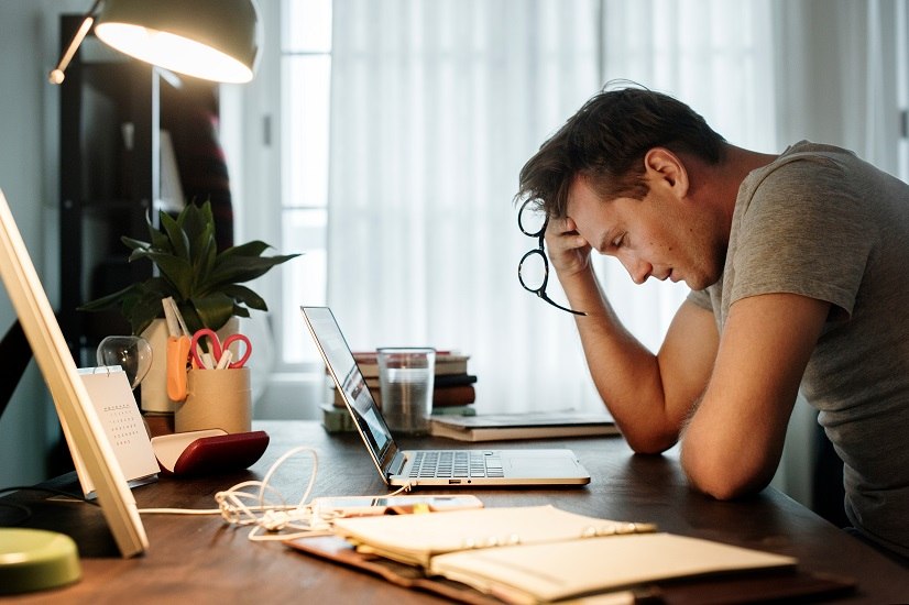 . “Post-vacation blues” lo hanno definito gli inglesi. “Stress da rientro” lo chiamiamo noi italiani. In pratica, un fastidioso disturbo che colpisce una persona su dieci, che può essere arginato con un bicchiere d'acqua