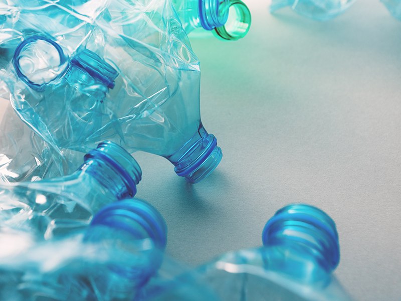 Bottiglie di plastica: quanto inquinano e quanto costano?