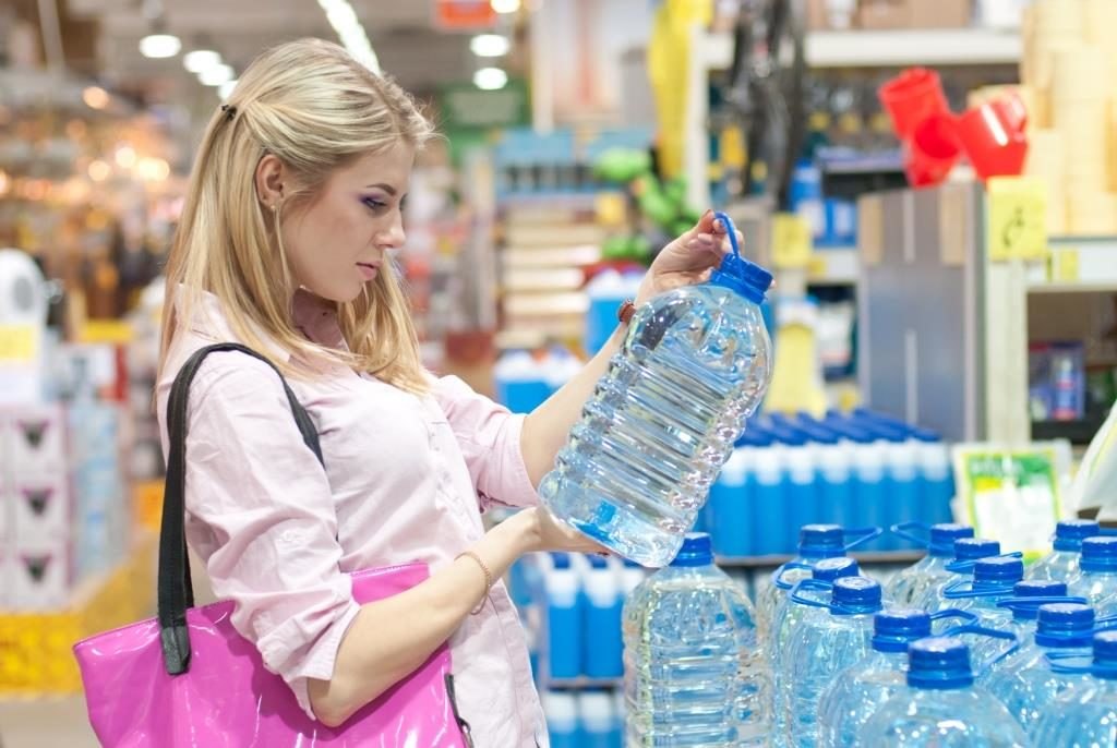 acqua-bottiglia-plastica-supermercato