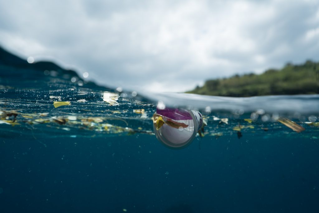 inquinamento-plastica-erogatore-acqua-per-casa